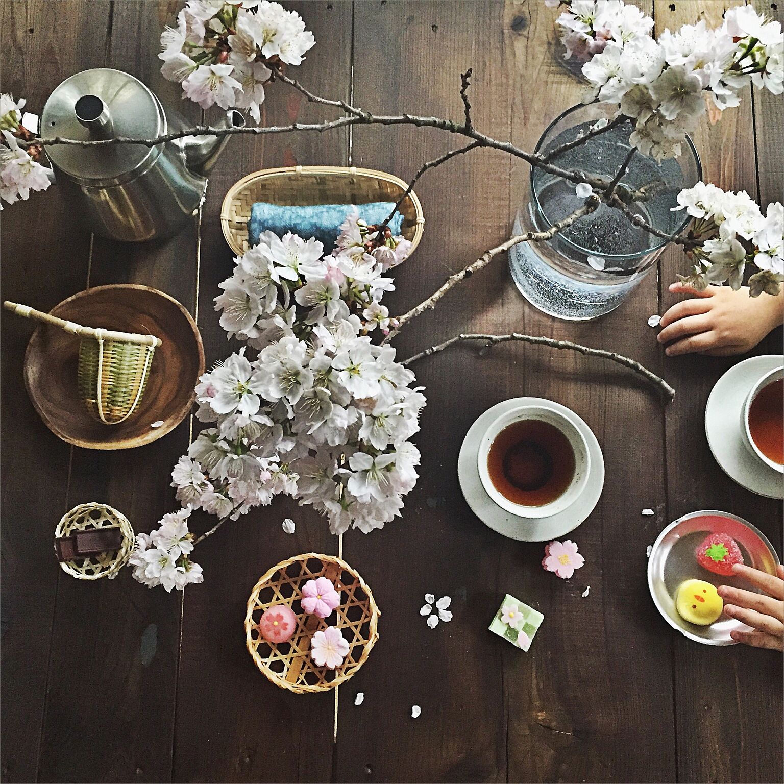 和空間で楽しむおうちカフェも素敵です。テーブルの中心で咲き誇る桜から、はらはらと散る花びらに風情を感じます。